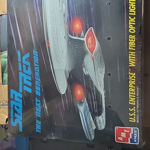 Star Trek U.S.S. Enterprise NCC-1701-D with Fiber Optic Lights AMT #8772 sealed - Picture 2 of 8